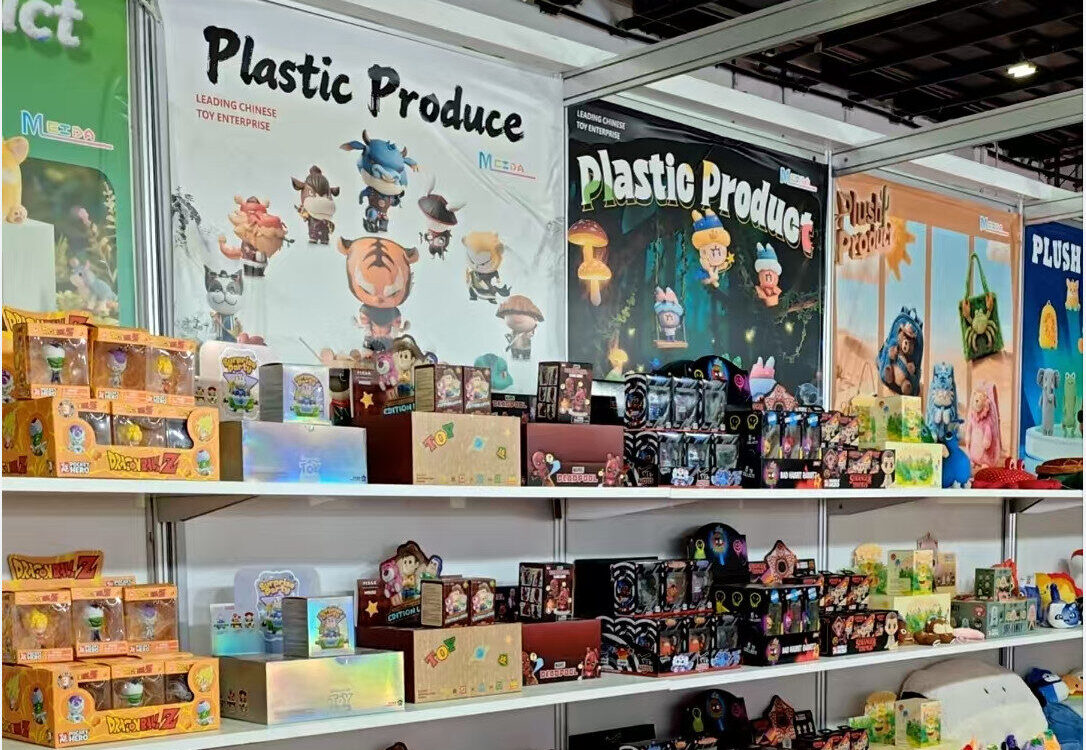 plastic toys exhibition booth display with OEM character figures and blind box packaging on shelves
